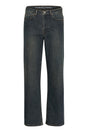 Klassiske jeans i beskidt blå vask med fem lommer, knap- og lynlåslukning, mærkat bagpå.