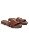 Brune sandaler med to brede stropper og flad sål, set fra en vinkel.