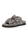 Grå denim sandal med store dekorative sløjfer og en tyk sort sål.