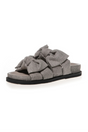 Grå denim sandal med store dekorative sløjfer og en tyk sort sål.
