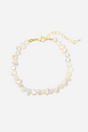 Armbånd med uregelmæssige, lyse ferskvandsperler og en guldfarvet lås med justerbar kæde.