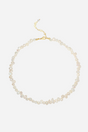 Halskæde med uregelmæssige ferskvandsperler og justerbar guldkæde.