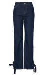 Medium blå denimjeans med synlig søm foran og designdetalje ved buksebenenes bund.