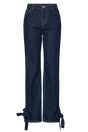 Medium blå denimjeans med synlig søm foran og designdetalje ved buksebenenes bund.