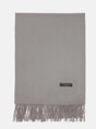 Gråt tørklæde med frynser og mærke, der viser 'wool & cashmere blend'.