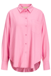 Lys pink skjorte med knapper, brystlomme, afslappet pasform og længere bagkant.