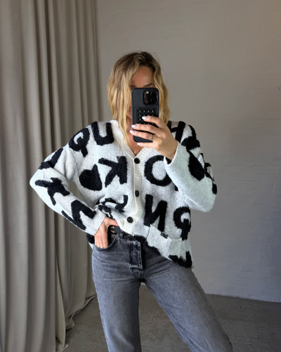 Sort og hvid stik cardigan fra Hunkøn