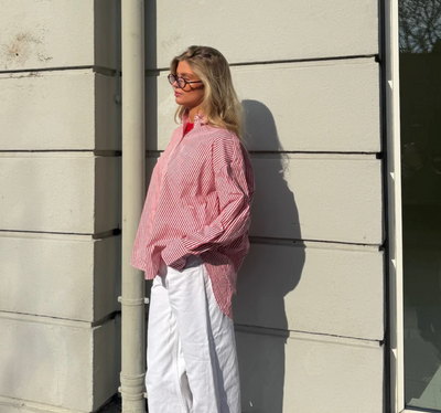 Jamie skjorten i den populære rød og hvid stribet farve