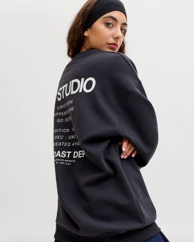 Oversize sweatshirt med logo og tekst bag på fra JJXX. 