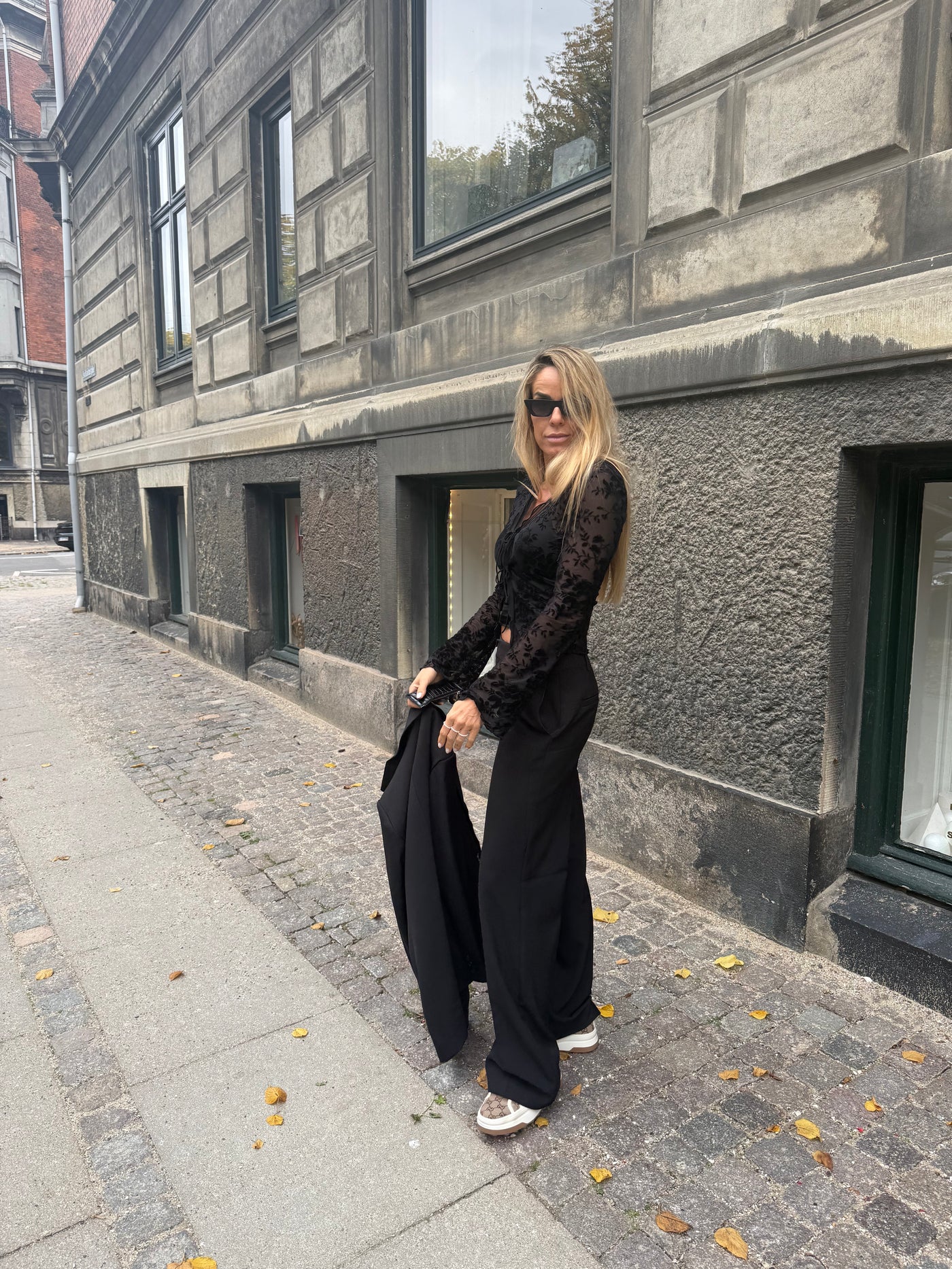 Sassy Copenhagen - Mesh Bluse - Sort - trompet