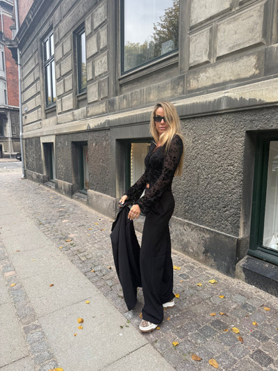 Sassy Copenhagen - Mesh Bluse - Sort - trompet