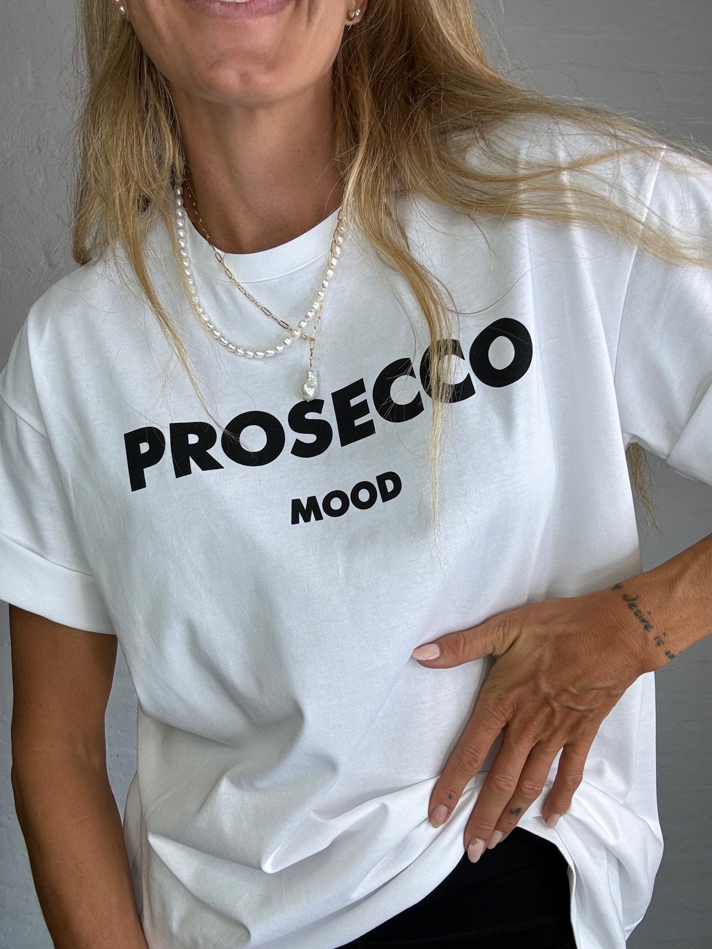 Sassy Copenhagen -Statement t-shirt - Hvid - Prosecco mood ( bemærk str m/l er i preorder til uge 52)