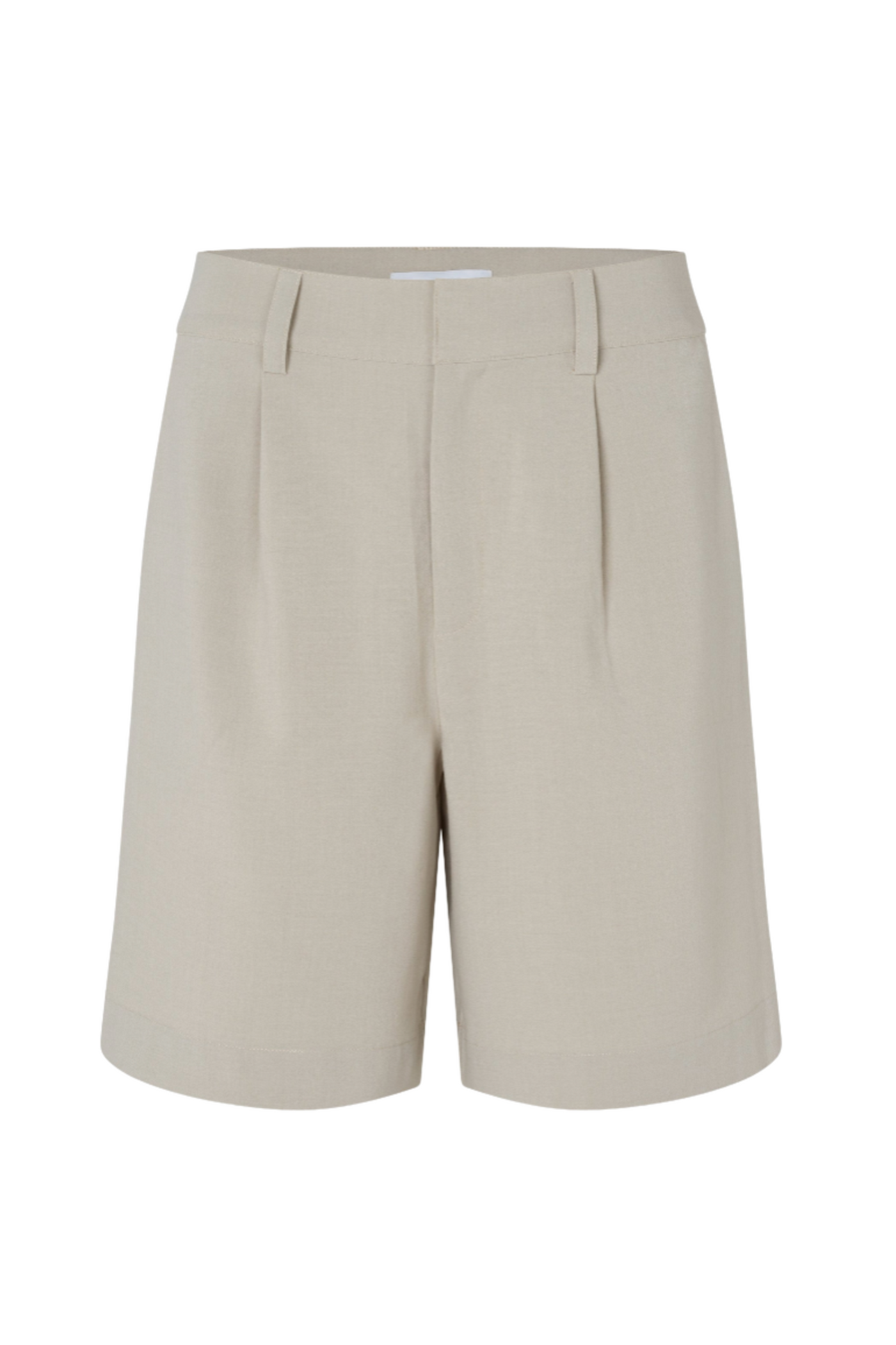 Beige shorts med bæltestropper, lige pasform, knælange.