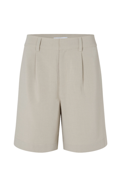 Beige shorts med bæltestropper, lige pasform, knælange.