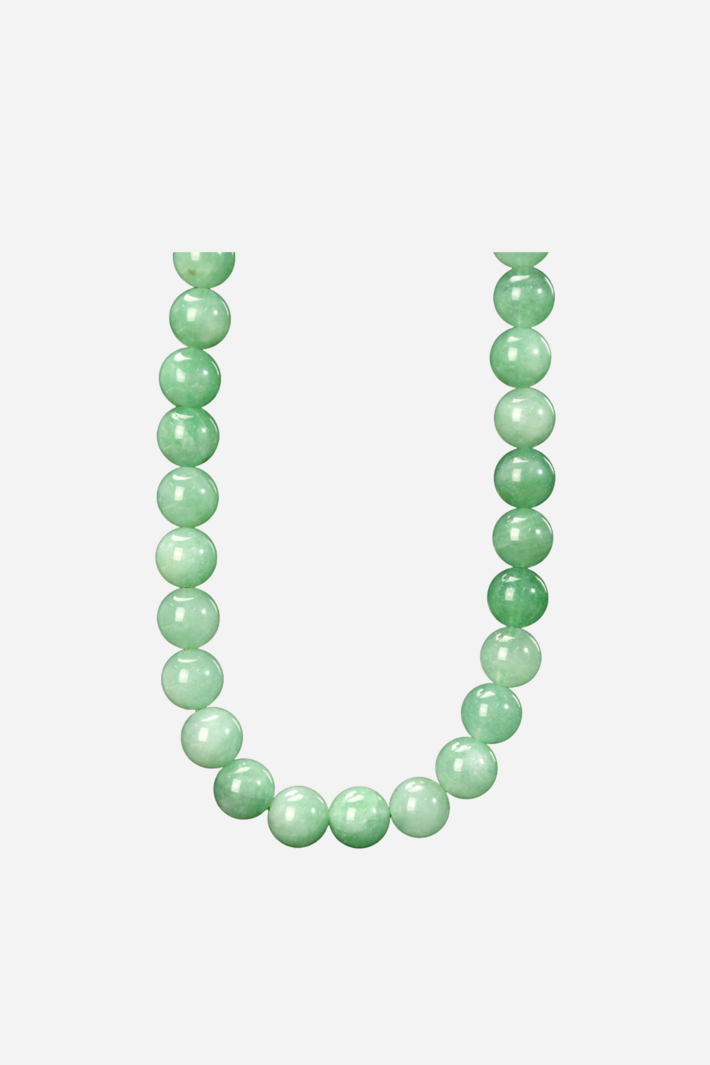 Halskæde med runde, grønne, skinnende perler på en neutral baggrund, der fremhæver designet.