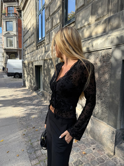 Sassy Copenhagen - Mesh Bluse - Sort - trompet