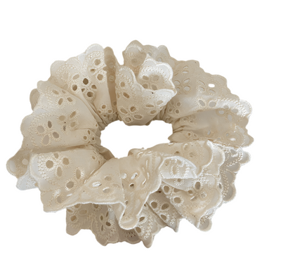 Broderi anglaise scrunchie - Creme hvid - Selma -  Andcopenhagen