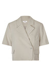 Lys beige blazer med korte ærmer, en knap og brede revers fra MbyM.