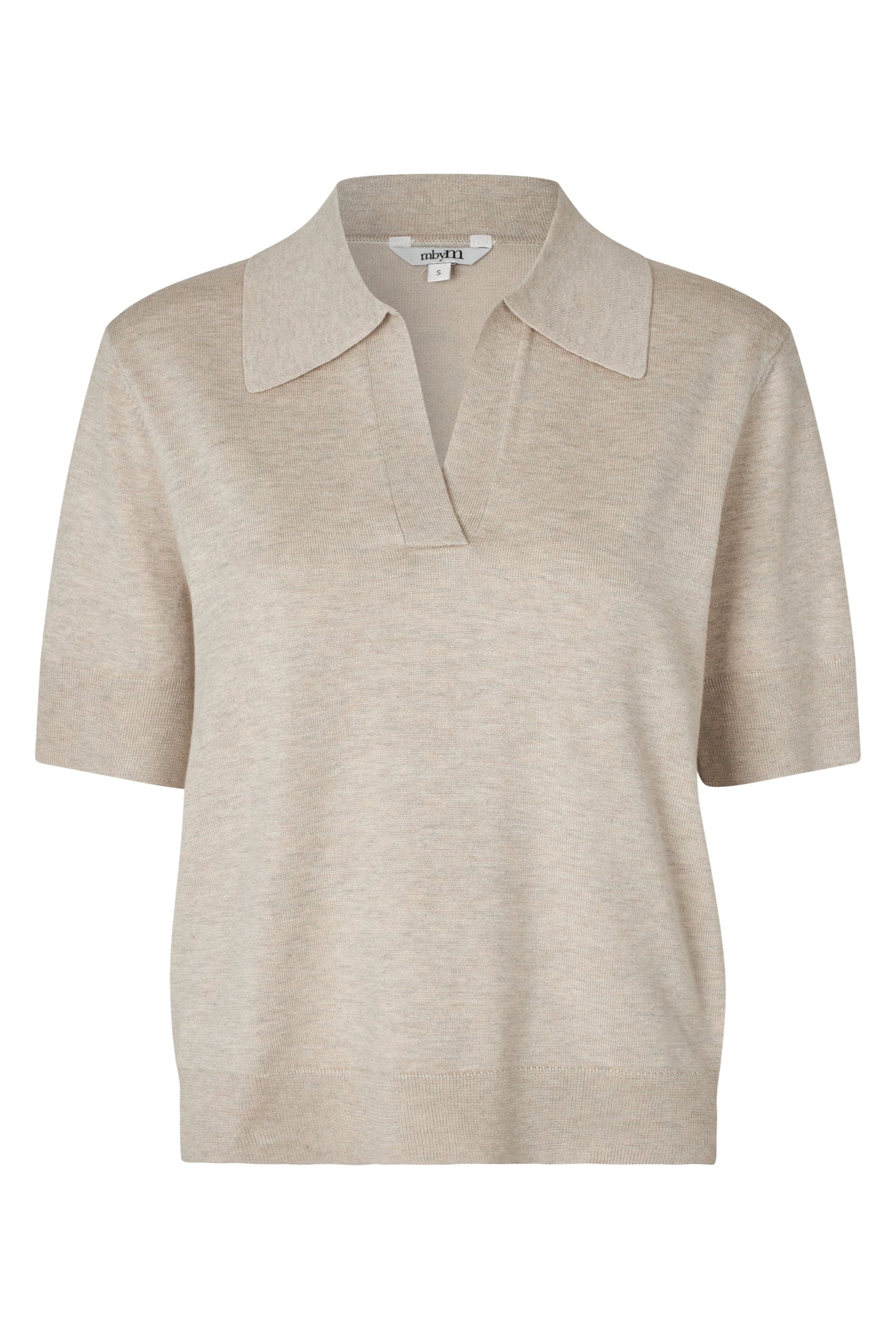 Lys beige kortærmet polo med dyb V-udskæring og klassisk krave.