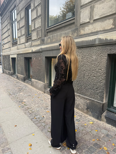 Sassy Copenhagen - Mesh Bluse - Sort - trompet