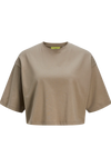 Cropped t-shirt i latte/brindle farve, rund hals og længere ærmer, stopper ved hofterne.