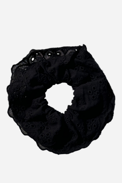 Embroidery anglaise scrunchie - Black - Selma - Andcopenhagen