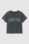 Shelley Tee fra Anine Bing er en cool T-shirt med et afslappet, vintageinspireret udtryk