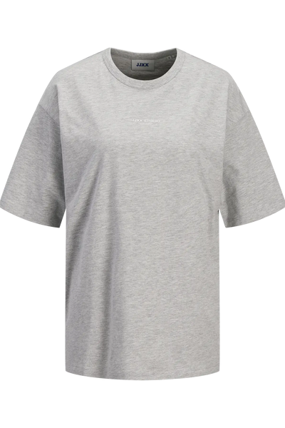 Grå T-shirt med rund hals, korte ærmer og teksten "JJXX STUDIO" på forsiden.