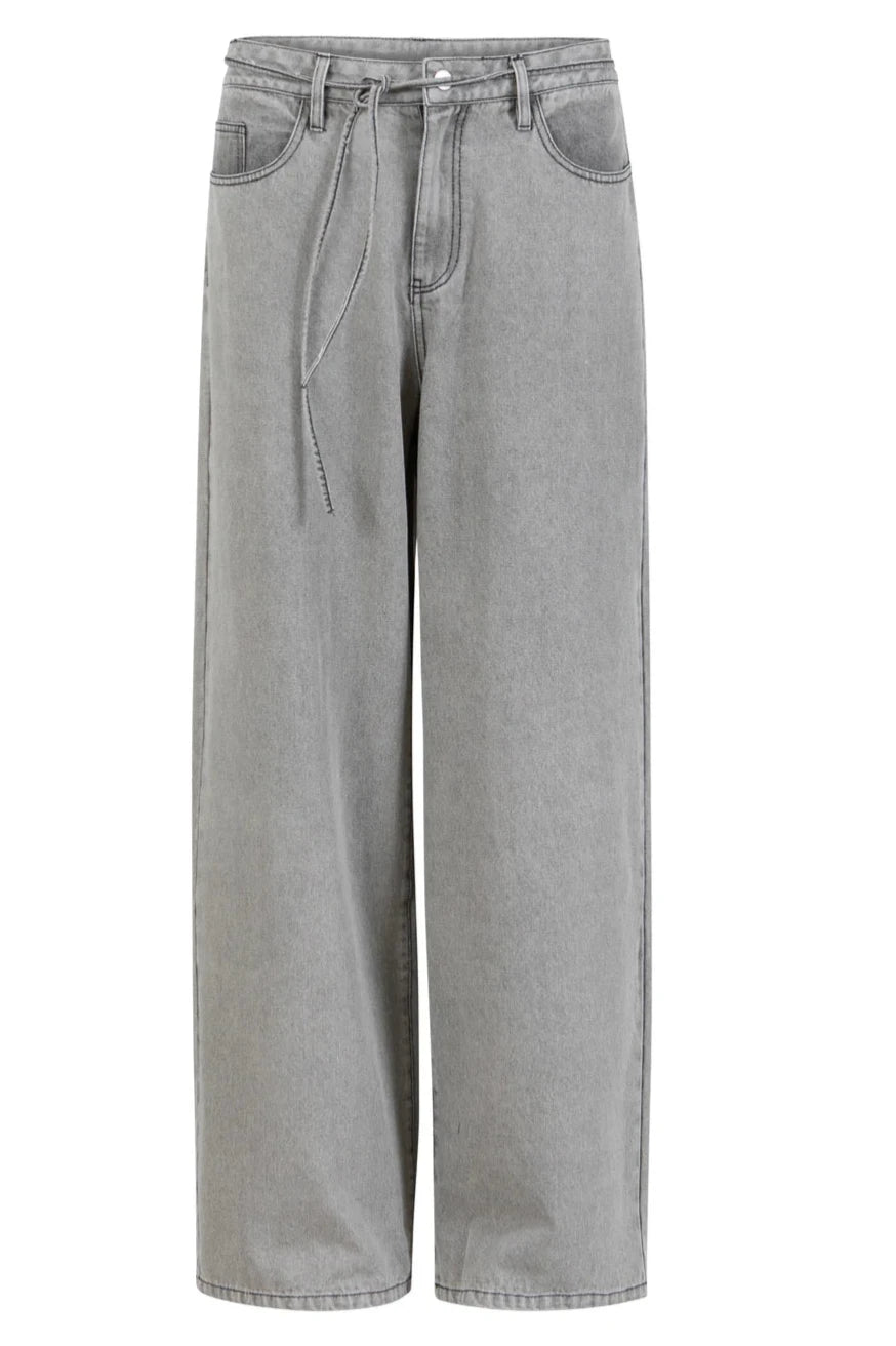 Grå denimjeans med snor i taljen, fem lommer, løs pasform og lige ben.