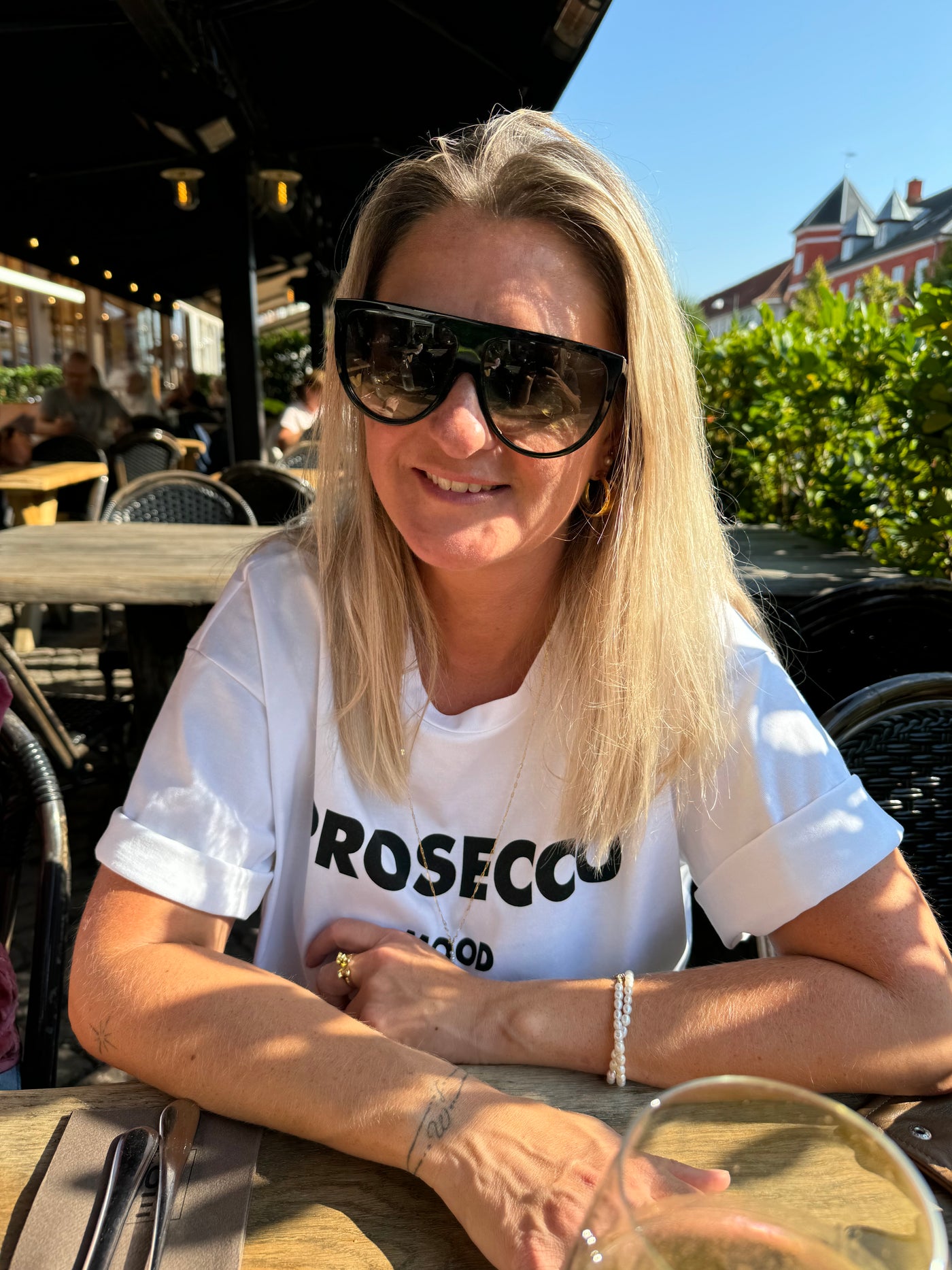 Sassy Copenhagen -Statement t-shirt - Hvid - Prosecco mood ( bemærk str m/l er i preorder til uge 52)