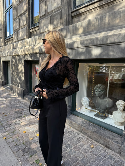 Sassy Copenhagen - Mesh Bluse - Sort - trompet