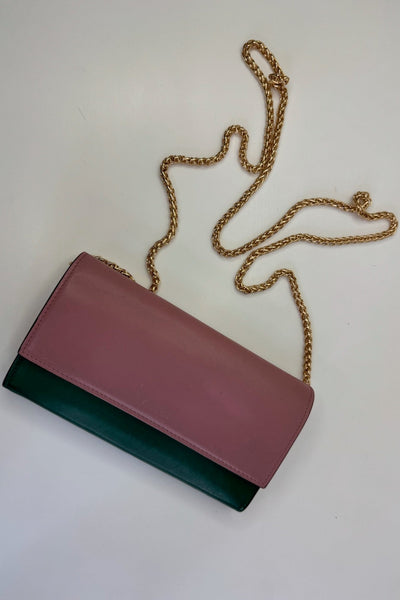 Gucci crossbody pung i grøn/lyserød med guldkæde. Kompakt design til alsidig brug.