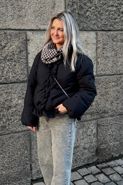 YAS - Vinterjakke - Kort sort med flæser - Malino