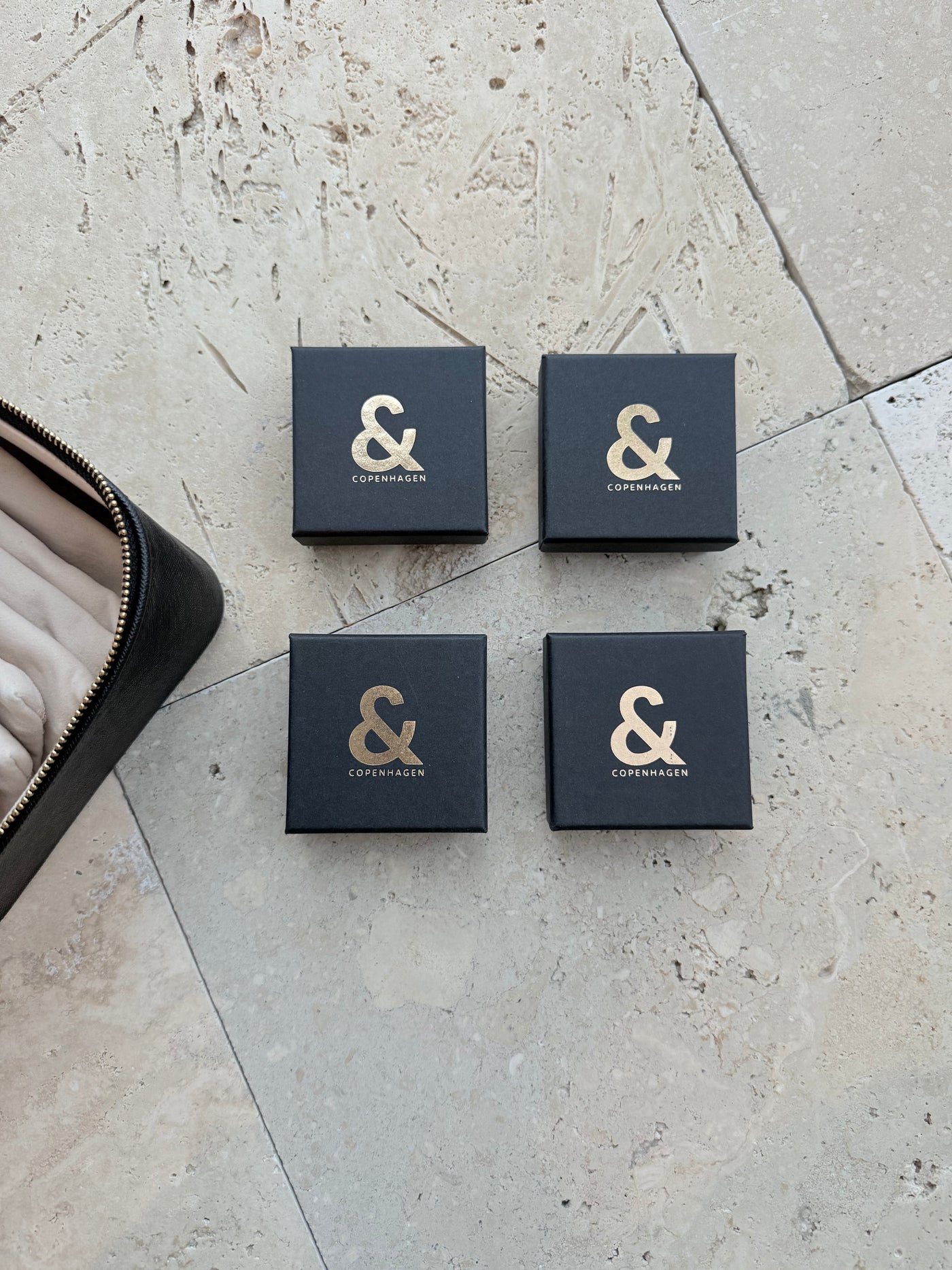 Andcopenhagen - Luksus Adventskalender - 1 rejse smykkeskrin + 4 stk 18 karat guldbelagte smykker (UDSOLGT - bemærk preorder )