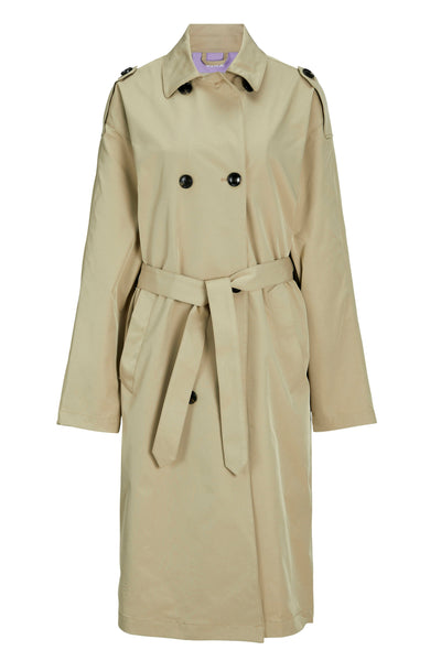 Beige trenchcoat med bælte, dobbeltradet med knapper og skulderstropper.