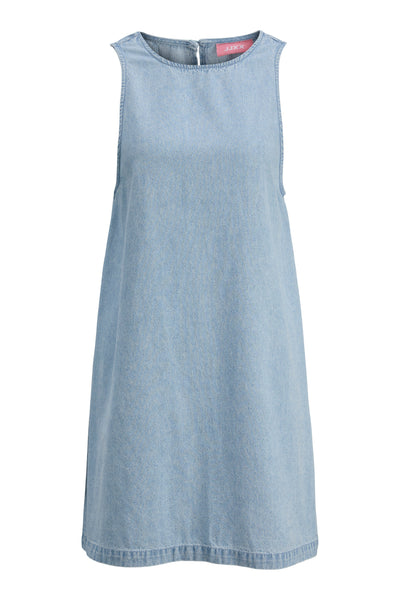 Lys denimkjole med rund hals, ærmeløs og A-form. Lukkes bagpå med en knap.