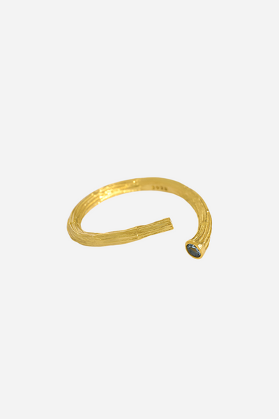 Guldbelagt ring med naturlig struktur, åben stil og en sten i den ene ende.