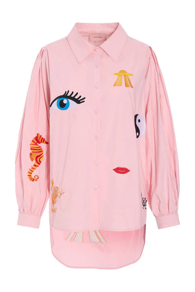 Pink skjorte med broderet øje, søhest, yin-yang og læber. Asymmetrisk længde, klassisk krave.