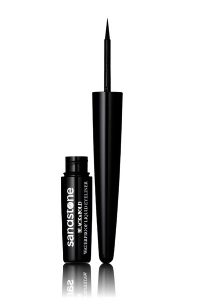 Sort flydende eyeliner med spids applikator, mærket Sandstone Black &amp; Bold, vandtæt.