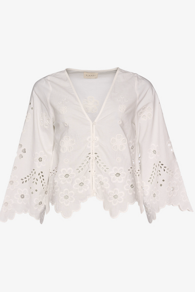 Hvid skjorte med broderi anglaise, v-udskæring, perlemorsknapper og blomsterudskæringer.