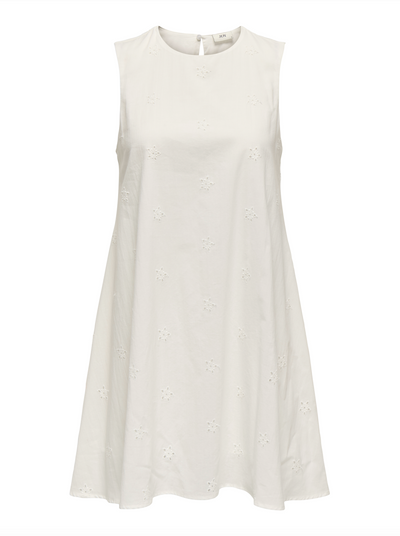 Hvid ærmeløs kjole med blomster broderi anglaise mønster. Simpelt og elegant design.