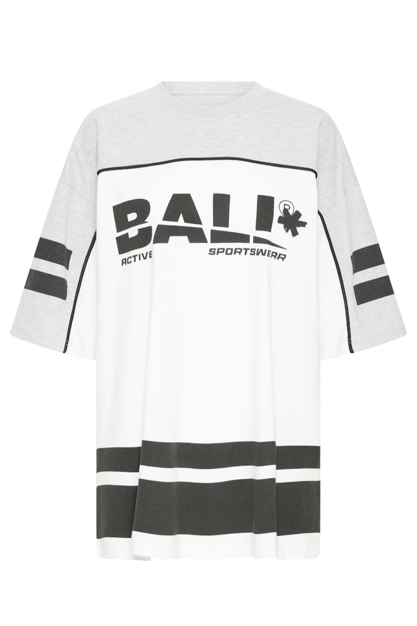 Hvid oversized t-shirt med grå ærmer, sorte striber og teksten "BALLI ACTIVE SPORTSWEAR".