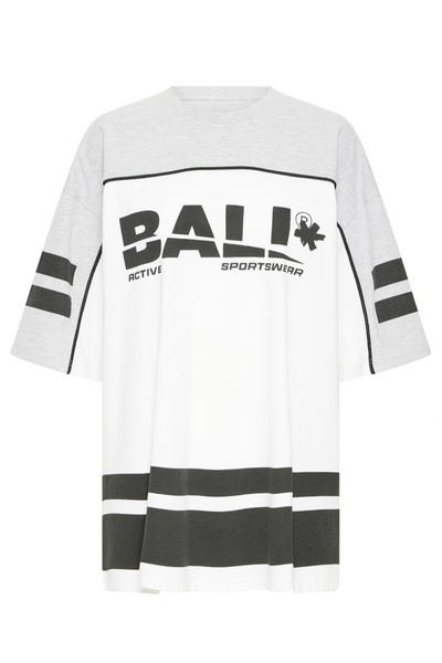 Hvid oversized t-shirt med grå ærmer, sorte striber og teksten "BALLI ACTIVE SPORTSWEAR".