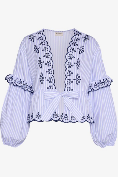 Blåstribet bluse med mørkeblå broderi, puffede ærmer og sløjfe i taljen fra Sissel Edelbo.