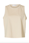 Ærmeløs tanktop fra Selected Femme i birch, boxy pasform, rund halsudskæring.