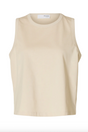 Ærmeløs tanktop fra Selected Femme i birch, boxy pasform, rund halsudskæring.