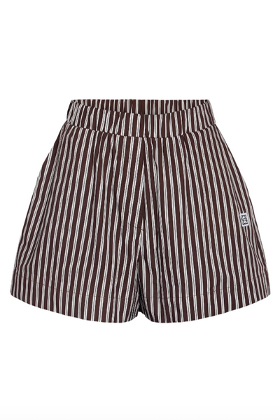 Shorts med lodrette brune og hvide striber, elastisk talje og logoetiket på siden.