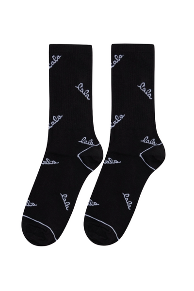Sorte sokker med hvidt "lala" mønster, enkelt design uden ekstra udsmykning.
