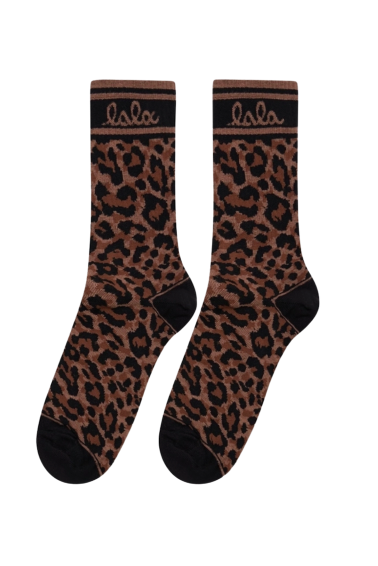 Strømper med mørkebrunt leopardmønster, sort hæl og tå, kontrastkant med "lala"-tekst.