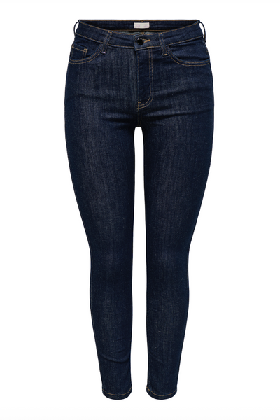 Mørkeblå jeans med tætsiddende pasform og fem-lomme design, set forfra.